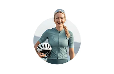 Portraitaufnahme von einer Frau im Sport-Outfit, die einen Fahrradhelm unter ihrem Arm tr&auml;gt.