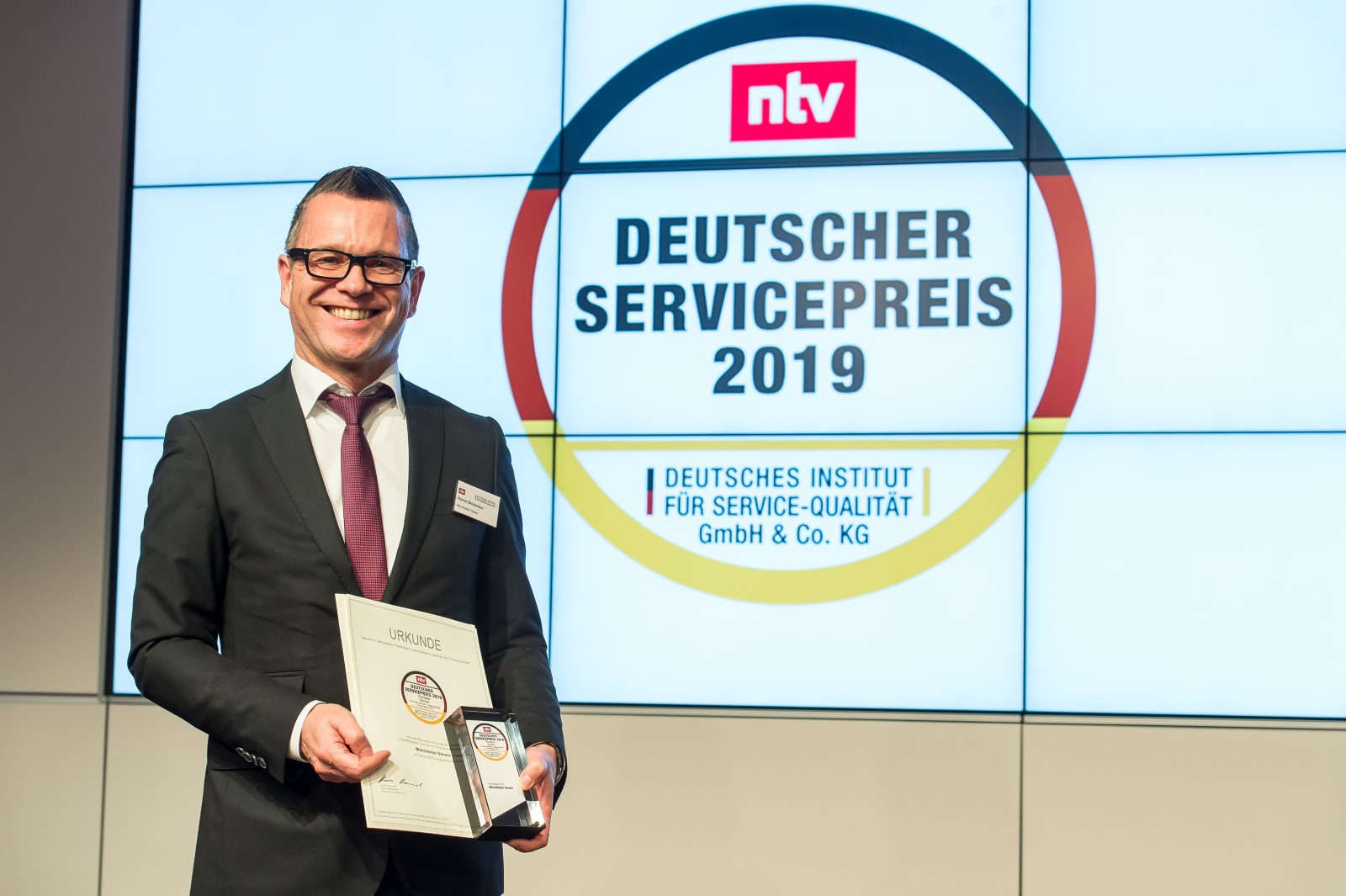 Münchener Verein 2019 erneut mit dem Deutschen Servicepreis ausgezeichnet. Rainer Breitmoser (Chief Customer Officer) nimmt den Deutschen Servicepreis 2019 für den Münchener Verein entgegen.